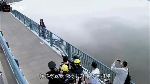 跳河人吃瓜,围观群众化身“吃瓜群众”，现场热闹非凡