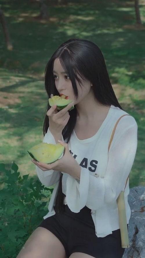 美女吃瓜,一场视觉盛宴的甜蜜邂逅