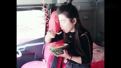 女孩吃瓜后跳舞