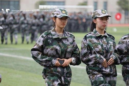 军训舞蹈吃瓜事件,吃瓜群众热议校园文化现象