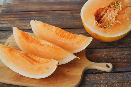 宿舍吃蜜瓜,共享蜜瓜的美好瞬间