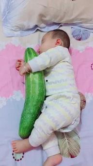 妈妈闹孩子吃瓜,家庭欢乐瞬间