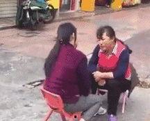 大妈吵架中间吃瓜,吃瓜群众围观，场面火爆