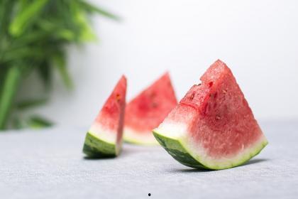 梦到别人吃我的瓜,揭秘梦中瓜分之谜