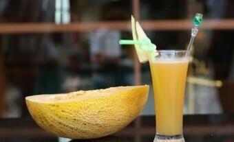 吃哈密瓜能喝水,吃瓜喝水，润泽一夏