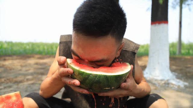 比赛吃瓜的视频